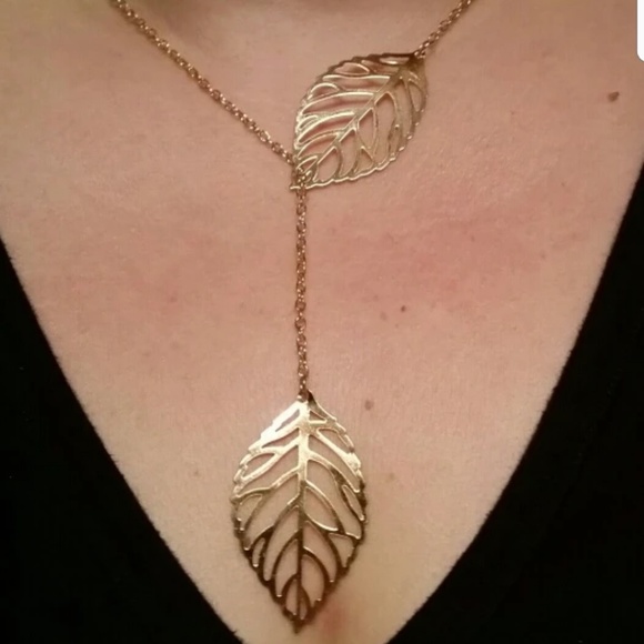 💕 Dainty Gold Leaf Necklace💕 - Picture 2 of 2